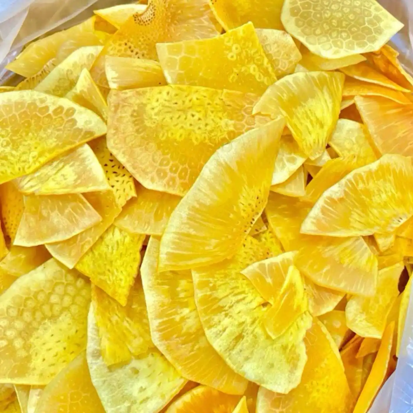 Keripik sukun berwarna kuning keemasan dengan tekstur renyah alami.