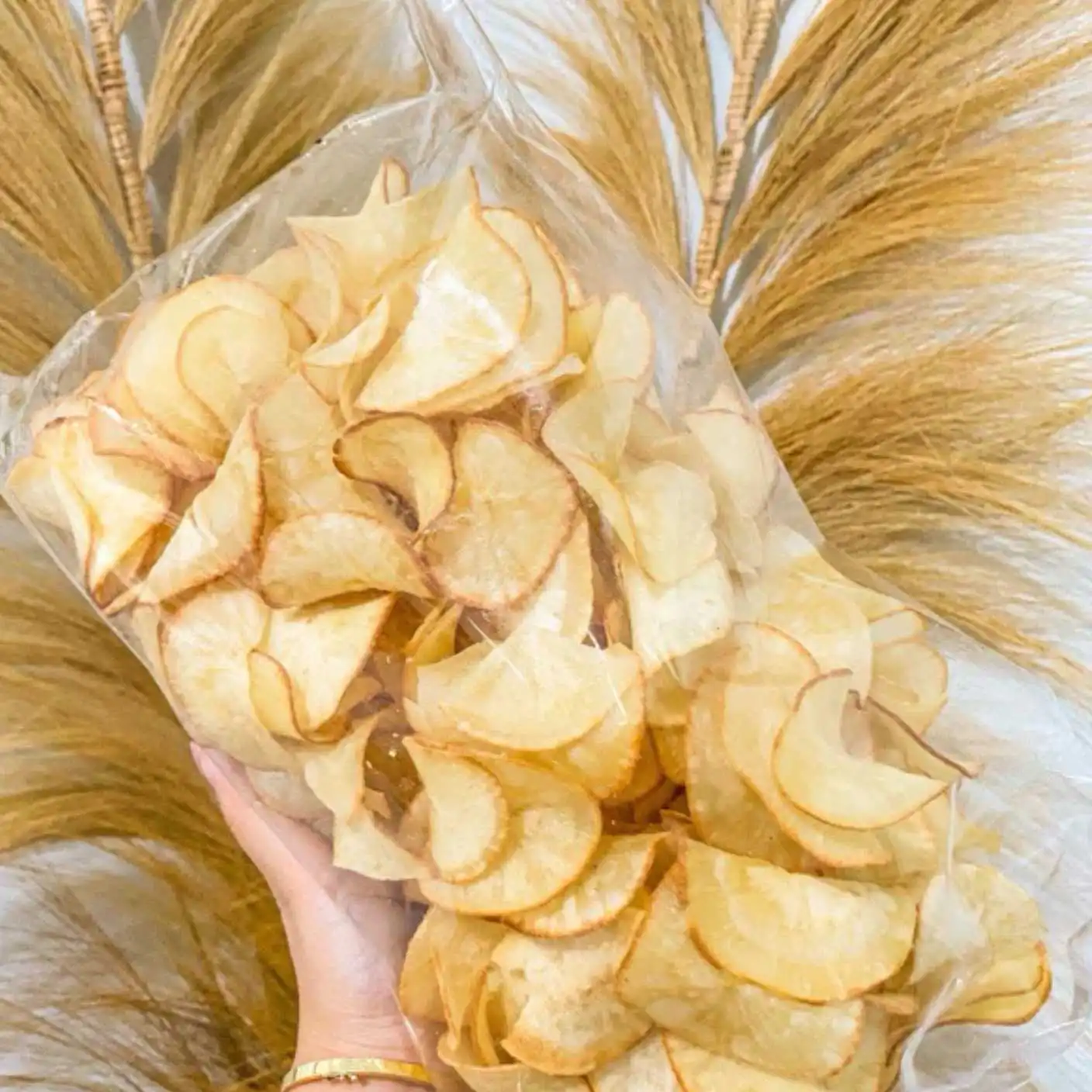 Keripik ubi original berwarna kuning cerah yang renyah dan enak