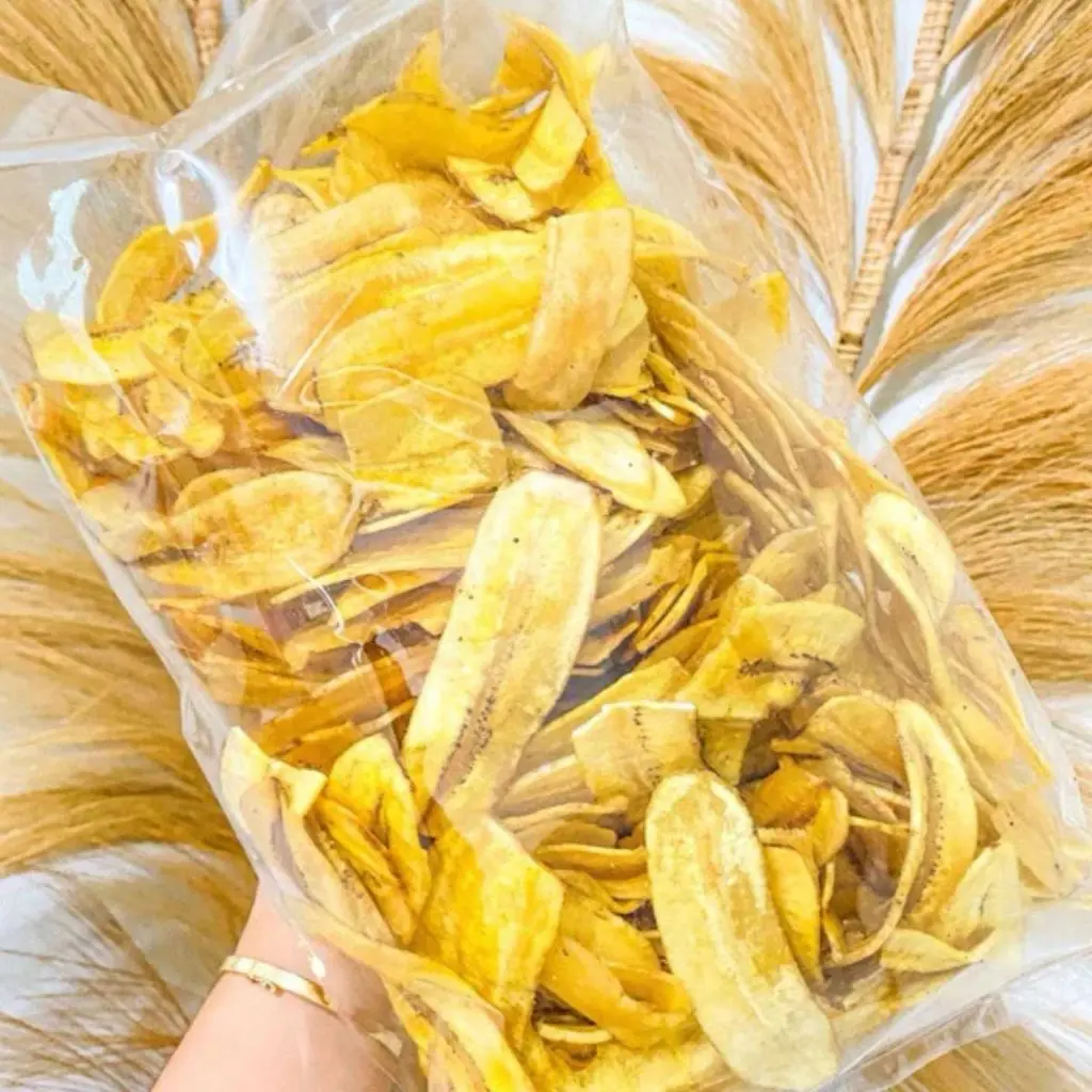 Keripik pisang kuning keemasan dengan tekstur renyah dan rasa manis alami