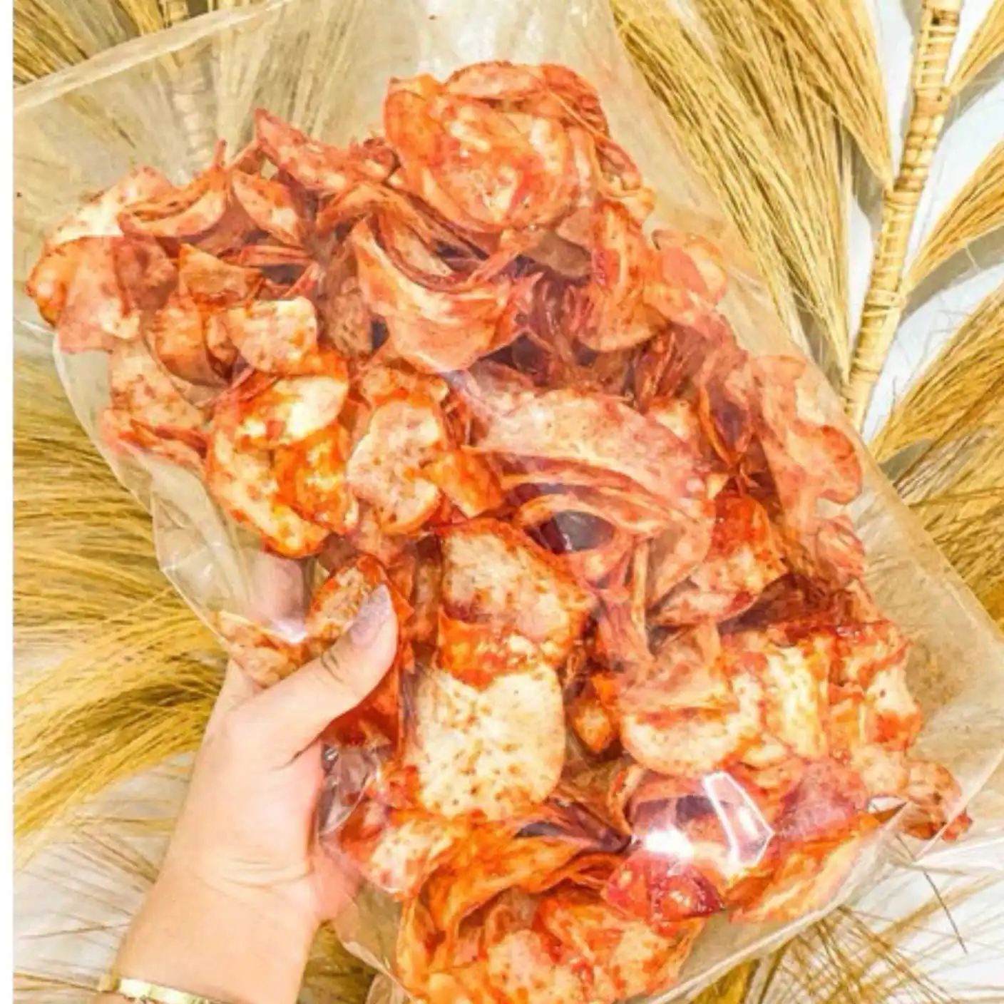 Keripik ubi pedas manis dengan warna merah menggoda dan tekstur renyah