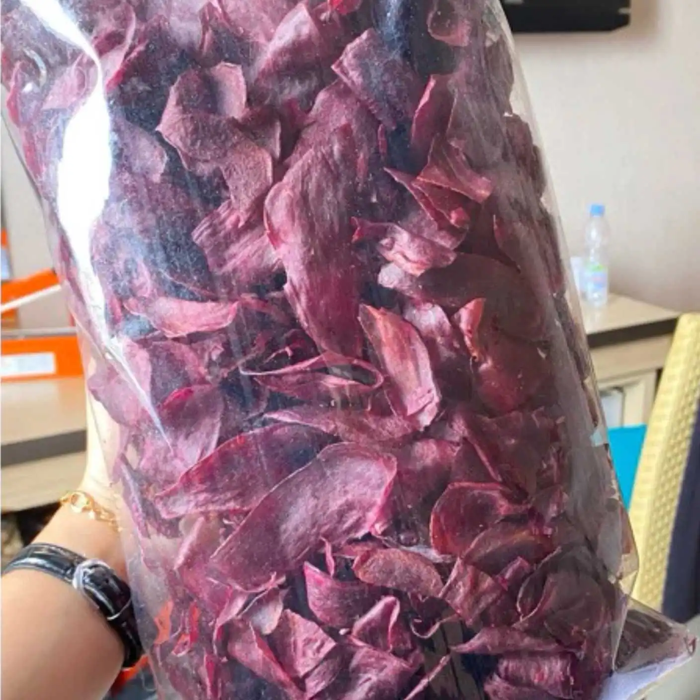 Keripik ubi ungu renyah dengan warna alami yang menggoda