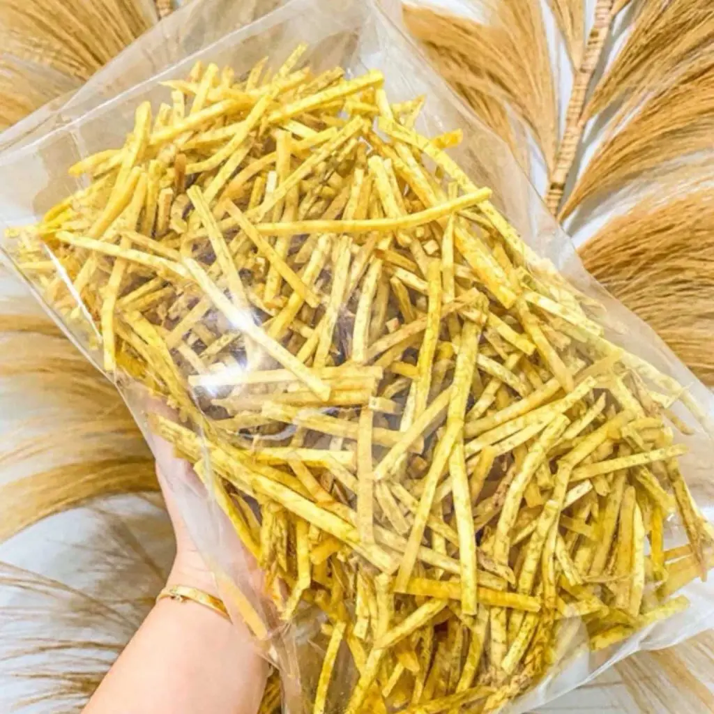 Keripik stik keladi original berwarna kuning dengan bentuk panjang dan tekstur renyah