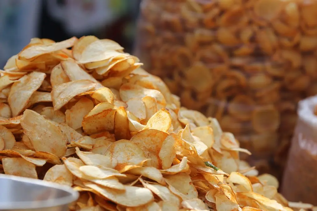 Keripik singkong original renyah dalam tampilan close-up – camilan klasik khas rumahan