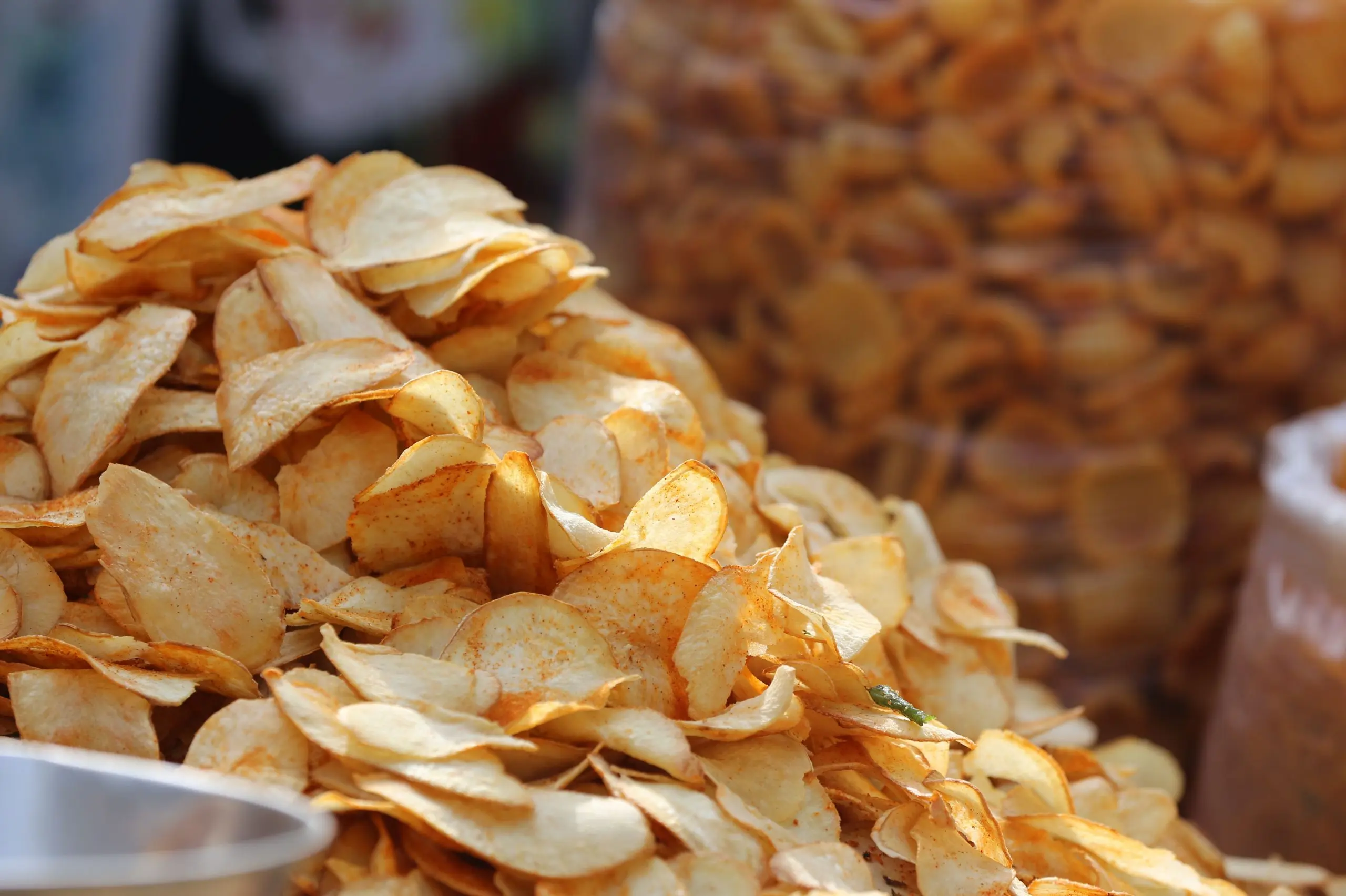 Keripik singkong original renyah dalam tampilan close-up – camilan klasik khas rumahan