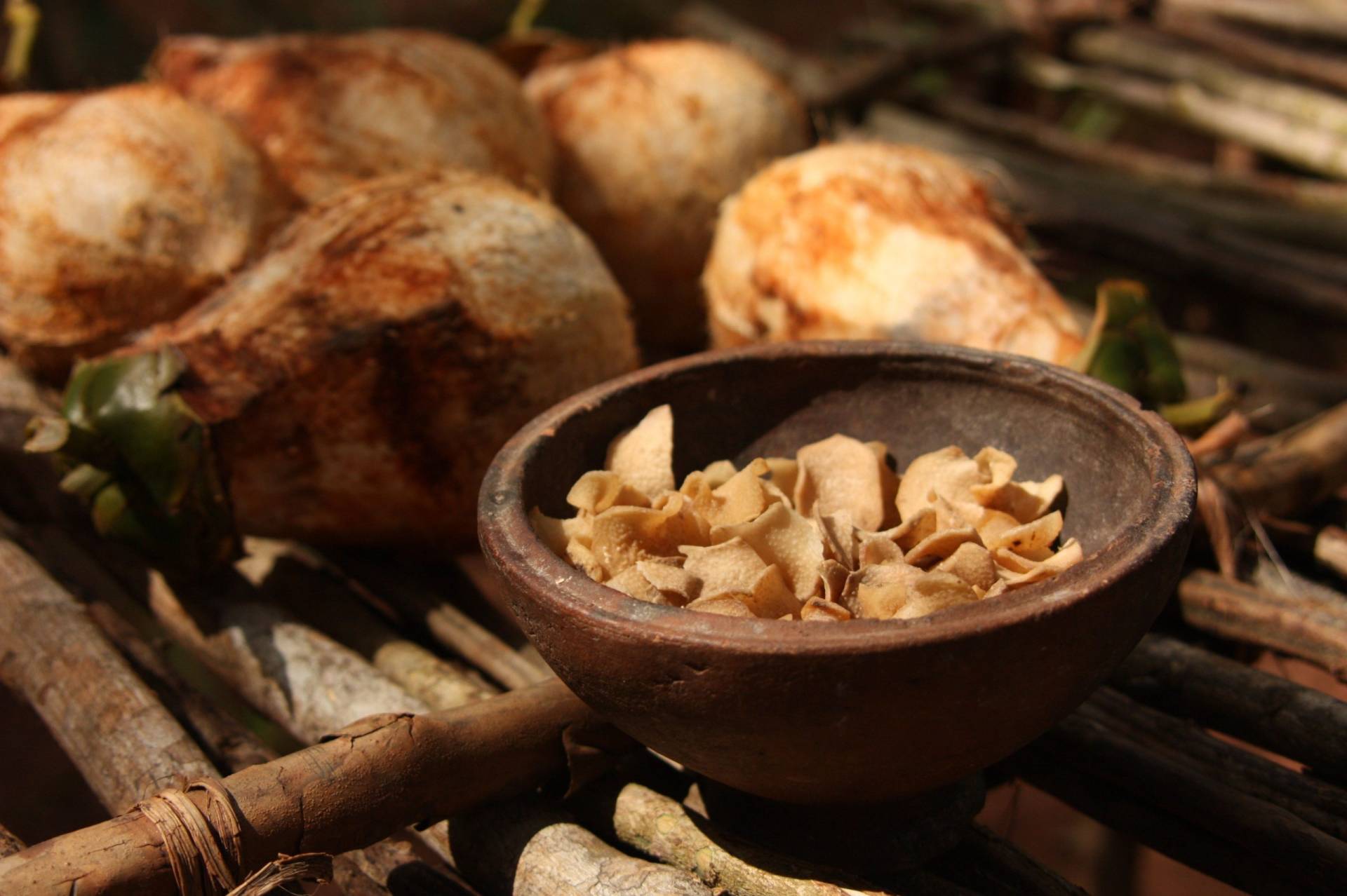 Keripik Nafisa khas Singkawang dalam mangkuk tradisional – camilan rumahan yang renyah dan bikin rindu