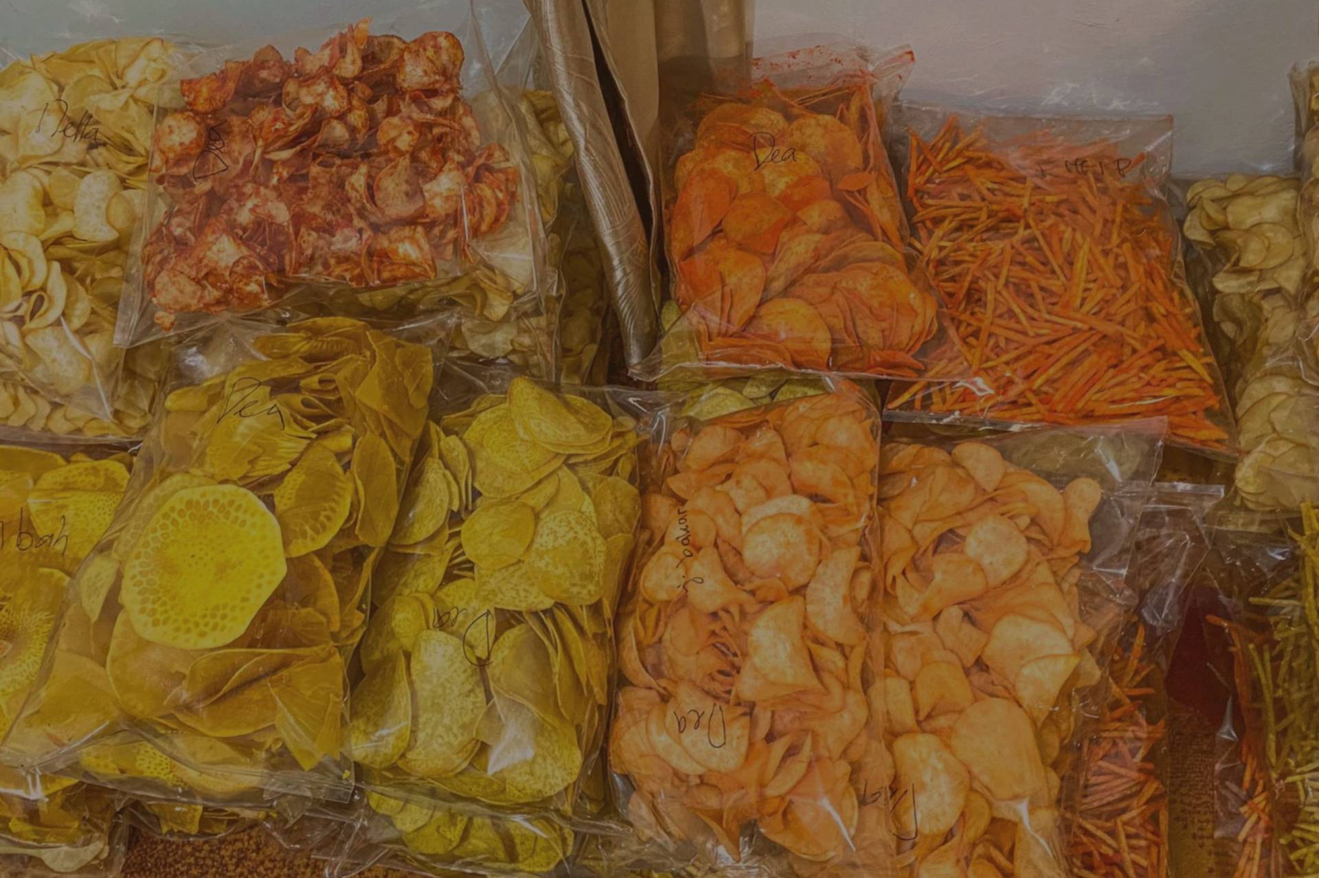Keripik Nafisa khas Singkawang dengan berbagai varian rasa dalam kemasan